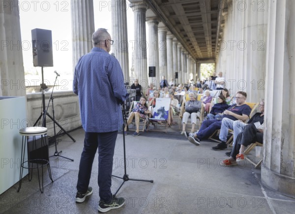 Reading by Ulrike C. Tscharre and live music at the Kolonnaden Bar on Museum Island in Berlin,
