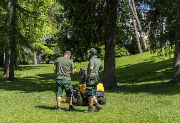 Mobile lawn mower, Gärtner im Park, Berlin, Germany, Europe