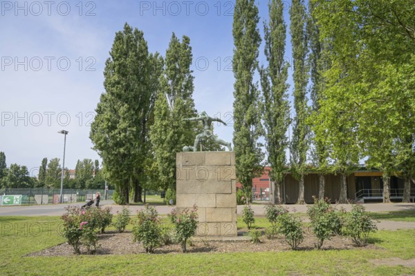 Football player by Mario Moschi, bronze, Friedrich-Ludwig-Jahn-Sportpark Cantianstraße, Prenzlauer
