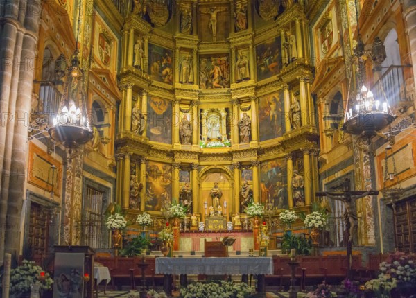 Opulent dekorierter Kirchenaltar mit Gemälden und Blumen, Wallfahrtskirche und Kloster, Real