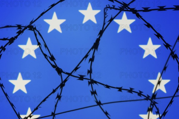 Symbolic image, migration, defence against refugees wanting to enter the EU, barbed wire overarches