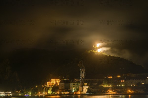 A firefall pours over the walls of the Dürnstein ruins, Rossatz-Arnsdorf, Lower Austria, Austria,