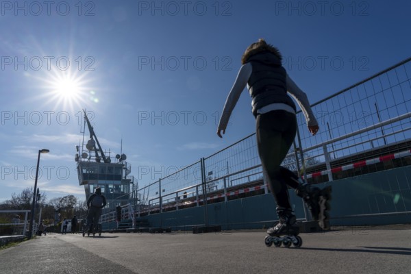 Lake Baldeney in Essen, Saturday, 04.04.20, closed-off regatta grandstands, otherwise hundreds of