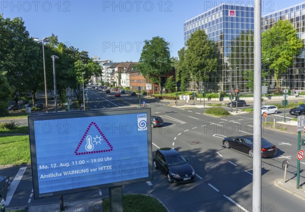 Official warning of heat, from the German Weather Service DWD, on digital billboard, from Ströer,