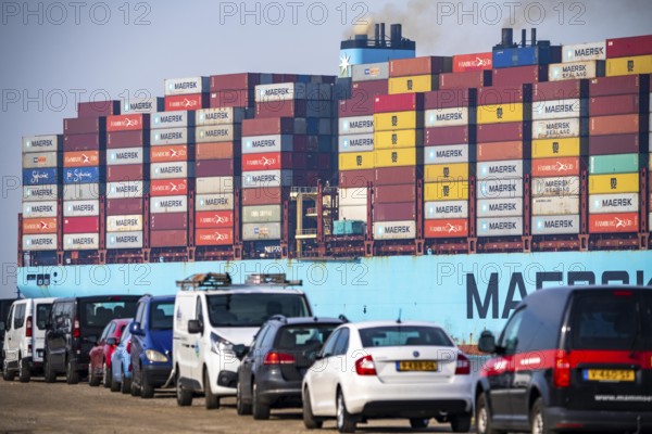 Harbour tugs bring the container freighter Madison Maersk from its berth at the RWG Container