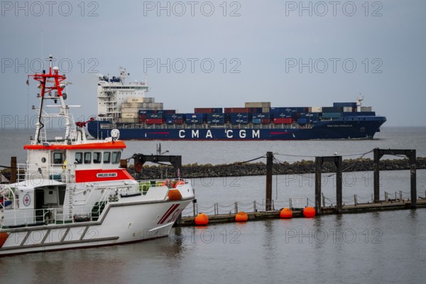 CMA CGM PREGOLIA, container freighter flying the flag of Malta, in the Elbe estuary, rescue