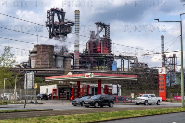 Kaiser-Wilhelm-Straße, petrol station, view of the ThyssenKrupp Steel Bruckhausen steelworks, blast