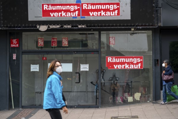 Closed retail shop in the city centre of Essen, Porschekanzel, former clothing shop, North