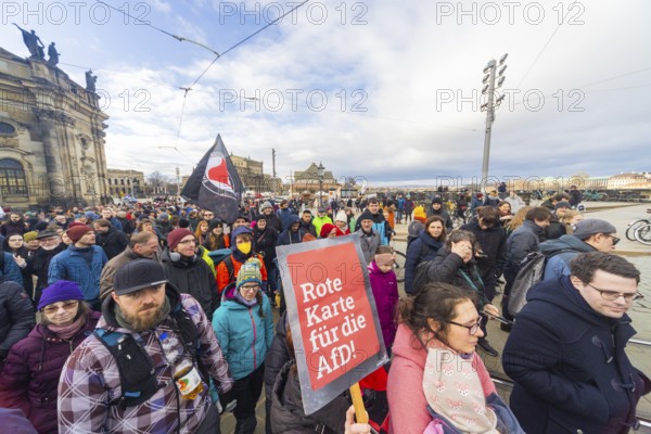 160 organisations and initiatives demonstrated against the right in Dresden on Saturday. Around 10,