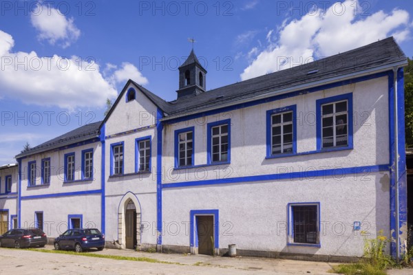 Schindler's blue colour factory is located directly on the Zwickauer Mulde and is part of the