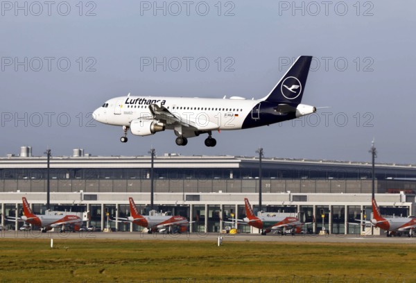 Landing of a Lufthansa Airbus A319 at BER Berlin Brandenburg Airport, Schönefeld, 13 November 2020