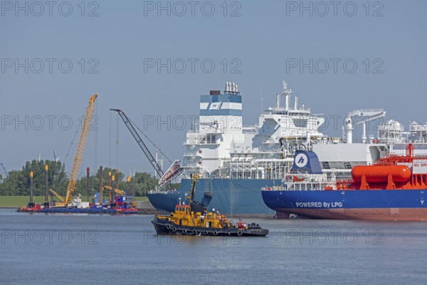 Ships, tugs, cranes, harbour, Elbe, Brunsbüttel, Schleswig-Holstein, Germany, Europe