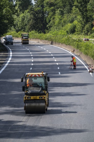 Renewal of the road surface on the A40 motorway between the Kaiserberg junction and Mülheim-Heißen,