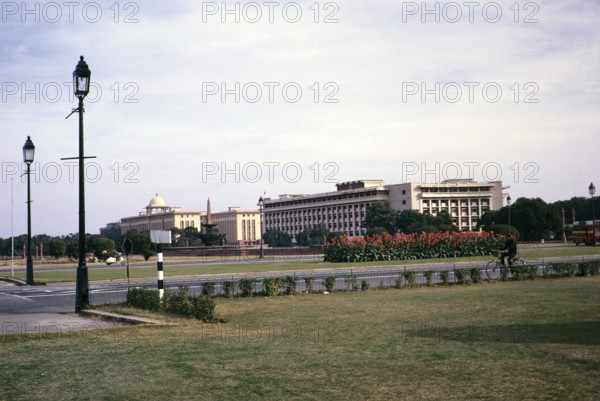 Gelände und Gärten rund um das Regierungsgebäude Rail Bhawan, Bereich Rajpath, Neu-Delhi, Indien