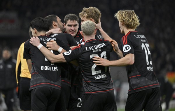 Goal celebration Robert Skov 1. FC Union Berlin FCU (24) Diogo Leite 1. FC Union Berlin FCU (04)