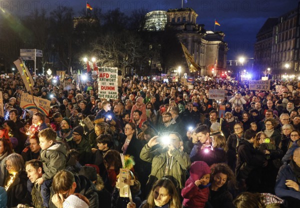 Tens of thousands of people demonstrated against right-wing populism and in favour of democracy at