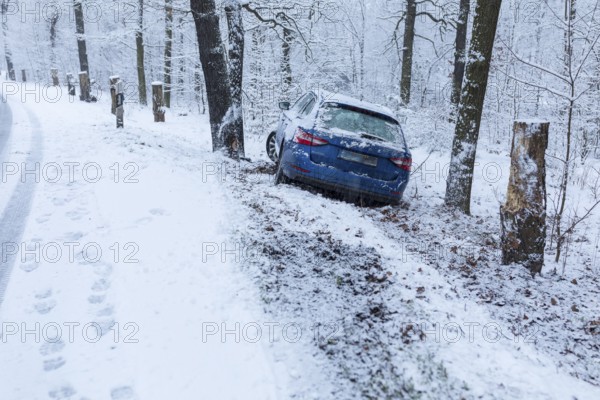 Car involved in an accident, car left the road on a bend due to snow and ice, Spitzgrund Coswig,