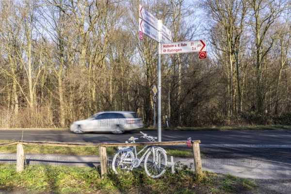 Ghost bike on Kalkumer Schlossallee in Düsseldorf-Kalkum, where a cyclist was hit and killed by a