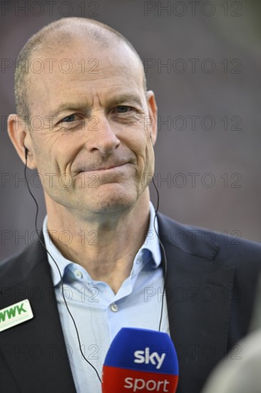 Coach Jess Thorup FC Augsburg FCA in an interview Microphone Microphone Logo SKY Portrait smiles