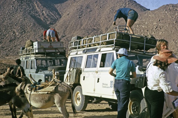 Unloading tourists and baggage, Landrovers of MIntrek Expeditions Ltd, Tassili N'Ajjer National