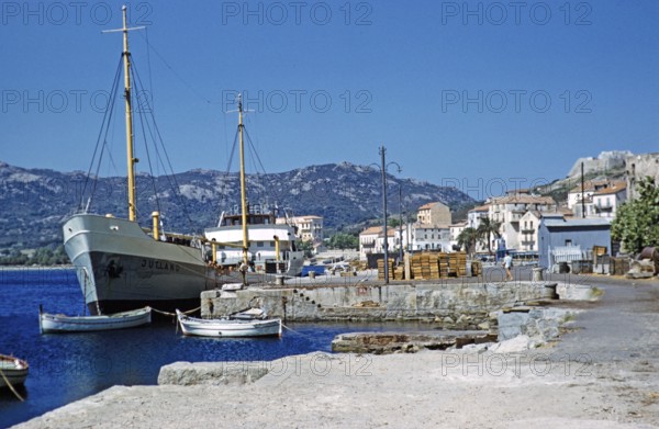 Frachtschiff-Frachter am Kai im Hafen von Calvi, Korsika, Frankreich, Ende der 1950er Jahre