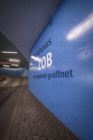 Blue wall in the multi-storey car park with the text 'ZOB durchgehend geöffnet', ZOB multi-storey