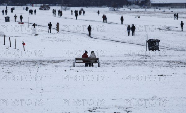 Winter shows itself: many visitors on the snow-covered Tempelhofer Feld, 15.02.2025, Berlin,