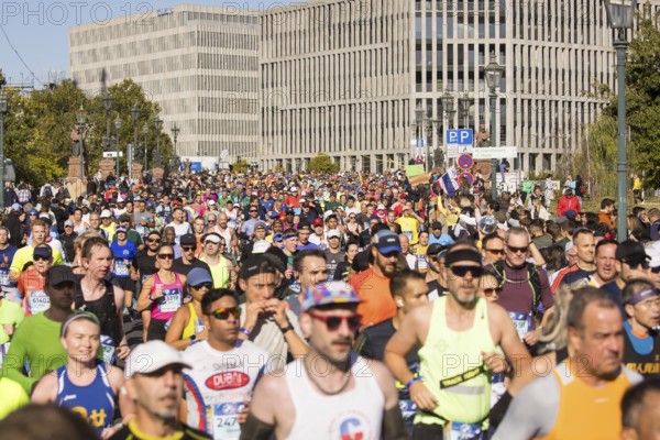 Runners cross the Moltke Bridge at the 50th BMW Berlin Marathon 2024 on 29/09/2024