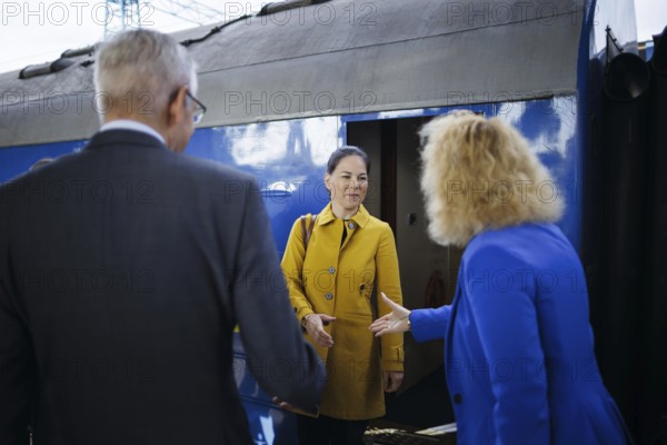 Annalena Bärbock (Alliance 90/The Greens), Federal Foreign Minister, gets off a train at Kyiv