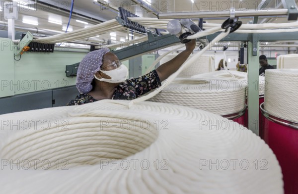 BENIN TEXTILE CORPORATION BENIN, Combing machine producing a combing band for spinning yarns. in a