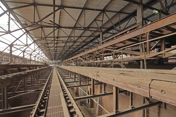 Ore hall with steel girder UNESCO Völklingen Ironworks, steel construction, long, large,