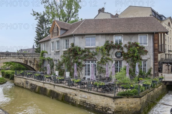 Restaurant Le Local on the Canal des tanneurs, tanners' canal, tanners' quarter, historic centre of