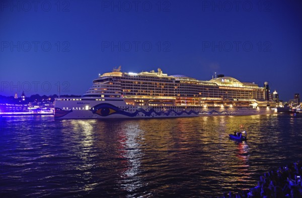 Europe, Germany, Hamburg, Elbe, View over the Elbe, Passenger ship AIDAprima with festive lighting,