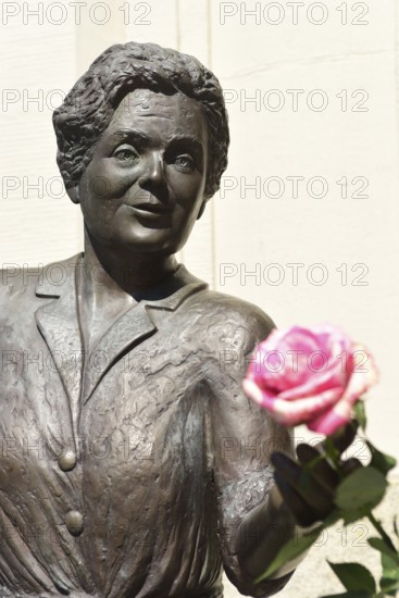 Europe, Germany, Northern Germany, Ohnsorgtheater, popular actress, life-size bronze statue of