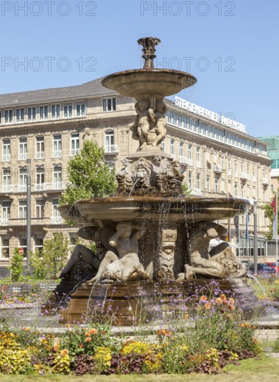 Schalenbrunnen von Leo Müsch geschaffen in 1882 auf dem Corneliusplatz vor dem Steigenberger