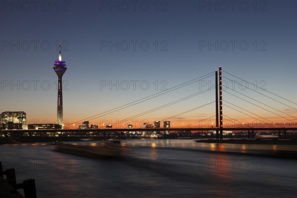 Sonnenuntergang am Rhein, Rheinkniebrücke und Rheinturm in Düsseldorf, NRW, Deutschland