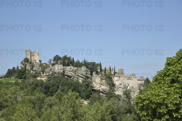 Castle and houses on mountain and rocks, cliff, mountain village, Vaison-la-Romaine, Vaucluse,