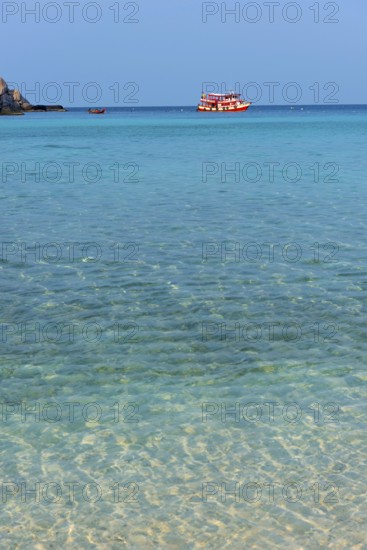 Bathing bay with turquoise water and tourist boat on the holiday island Nang Yuan Island, island,