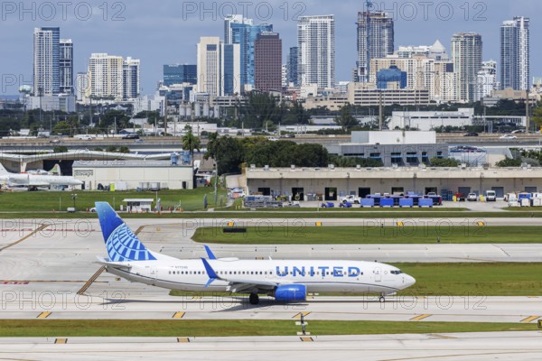 A United Airlines Boeing 737-800 aircraft with the registration number N77295 at Fort Lauderdale