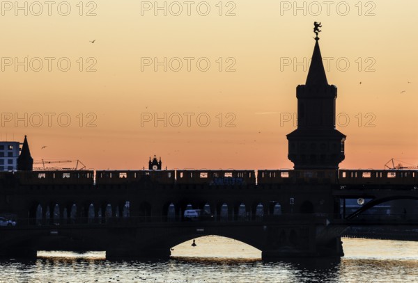 An underground train crosses the Oberbaum Bridge during sunrise, Berlin, 13.01.2025, Berlin,
