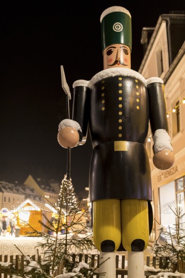 Larger-than-life wooden figure of a miner at the entrance to the Christmas market in Schneeberg in
