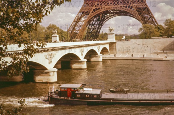 Frachtschiff auf der Seine mit dem Eiffelturm im Hintergrund, Paris, Frankreich, Anfang der 1960er