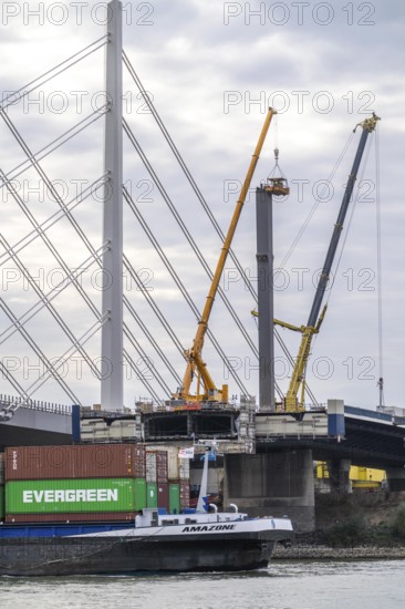 Dismantling of the old motorway bridge Neuenkamp, the A40, dismantling of the last bridge pier,