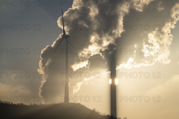 Windpark Halde Oberscholven, smoke clouds from the cooling tower and chimney of the Uniper