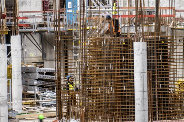 Major construction site in Düsseldorf, on the B8, Danziger Straße, construction of a residential