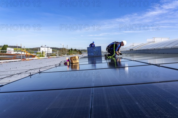 Installation of solar modules on the roof of a commercial enterprise, over 400 photovoltaic modules