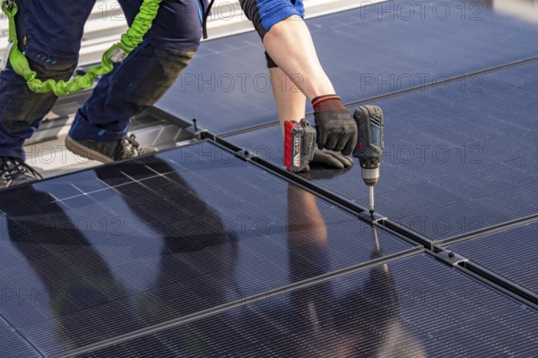 Installation of solar modules on the roof of a commercial enterprise, over 400 photovoltaic modules