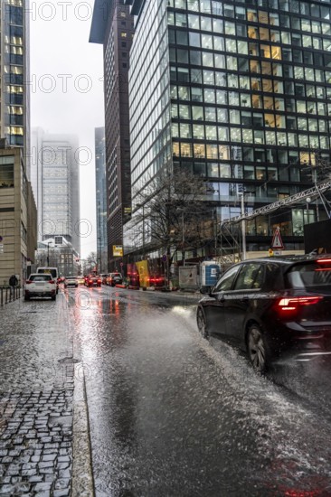 Winter, rainy weather, freezing rain, large puddle, puddle of water, in the city centre, Große