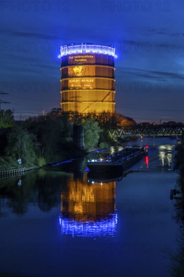 Neue Mitte Oberhausen, Gasometer exhibition hall, after renovation, Rhine-Herne Canal, evening
