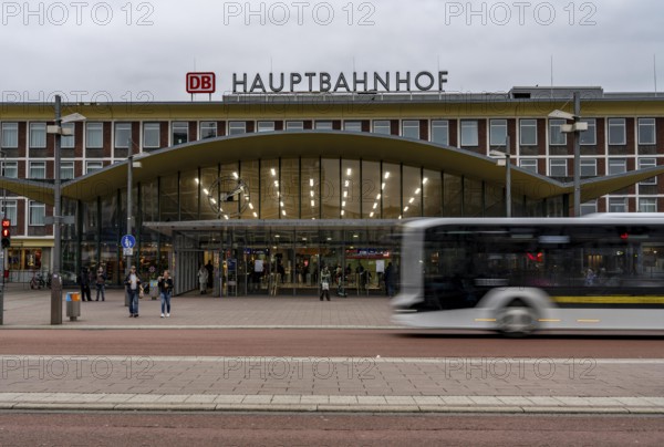 Bochum central station, station concourse, local bus, public transport connection, North